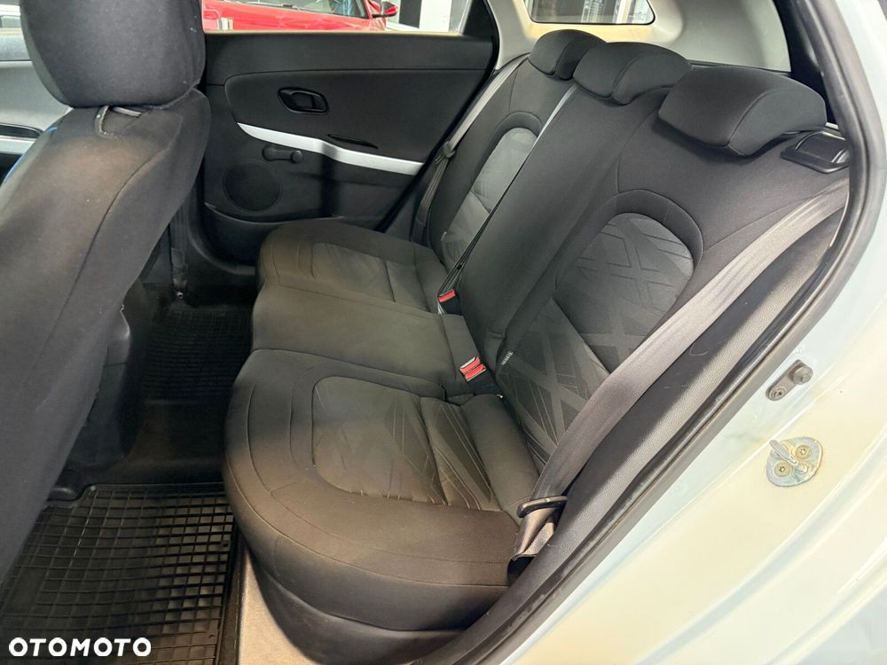 Kia Ceed - 11