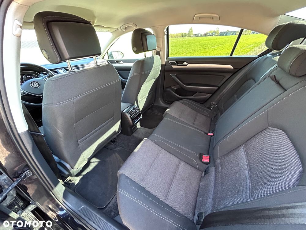 Volkswagen Passat - 12