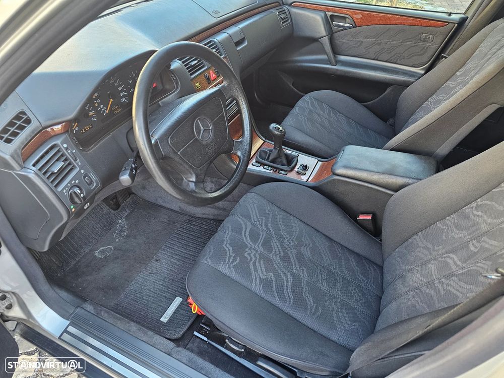 Mercedes-Benz E 220 D Classic - 6