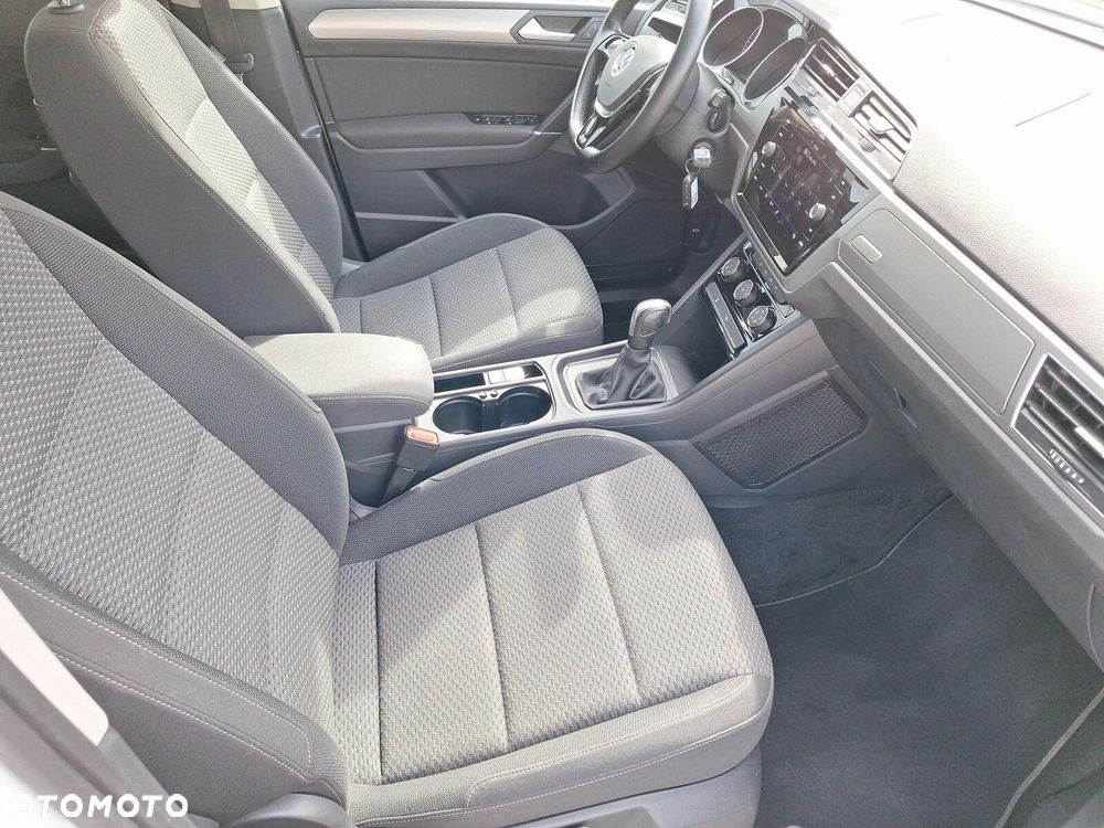 Volkswagen Touran - 12