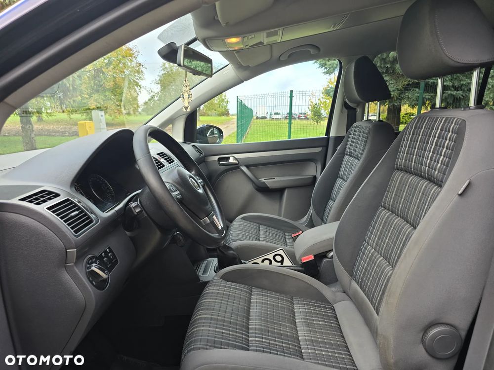 Volkswagen Touran 2011 photo 3