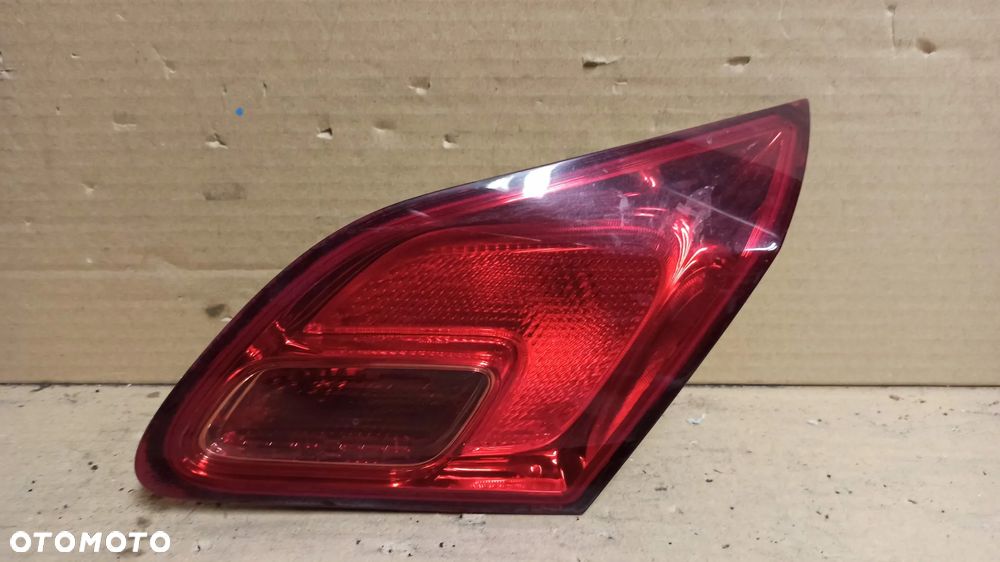 # LAMPA PRAWY TYŁ W KLAPĘ OPEL ASTRA J nr 216402 - 1