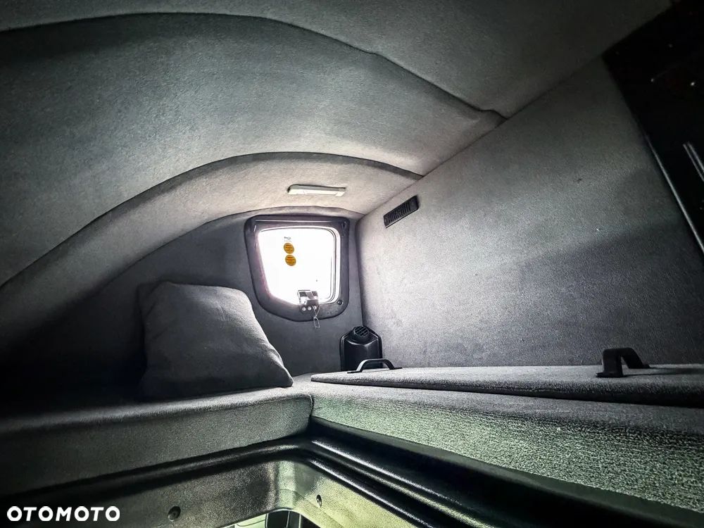 Iveco Daily 70C plandeka 15ep, sypialnia 2 łóżka, pneumatyka - 37