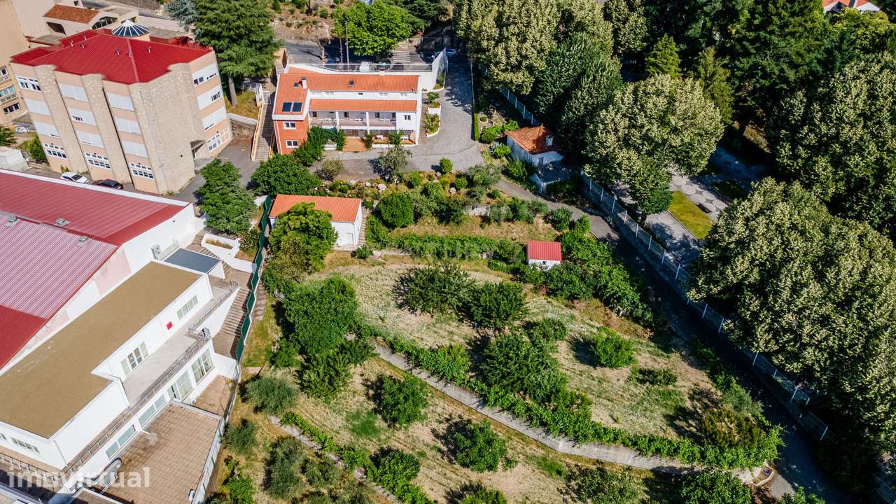 Quinta com cerca de 1 hectar e casa de 11 quartos na Covilhã - Vista 3