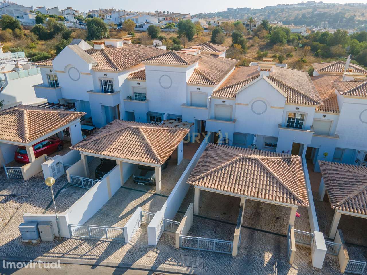 Moradia T2+2, inserida num condomínio fechado com piscina, em Albufeir - Grande imagem: 2/39