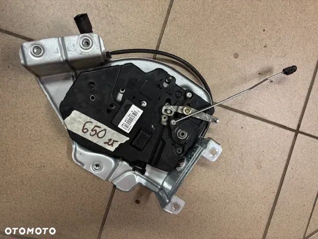 ZAMEK DRZWI TYŁ SKRZYDEŁKA VOLKSWAGEN VW CADDY III 2K5827201B