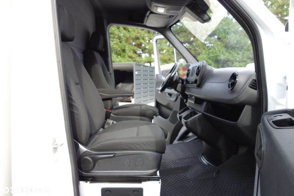 Mercedes-Benz Sprinter 3.0 Bluetec Automat 319  Kontener + Winda 750 kg. - 8