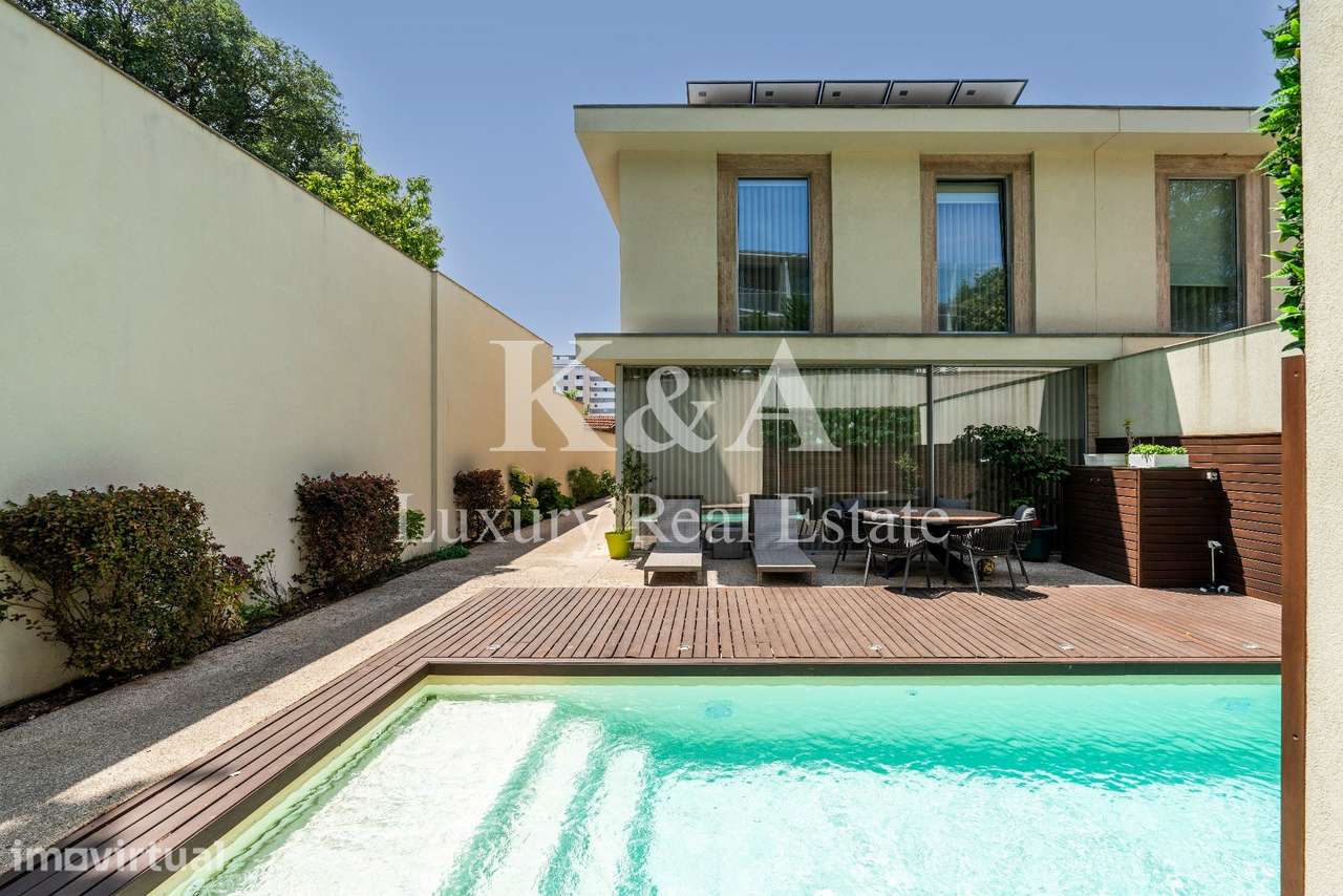 Moradia T4 de Arquitetura Contemporânea com Jardim e Piscina na zona d - Grande imagem: 2/21