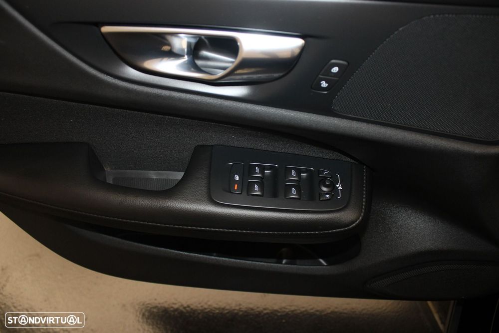 Volvo V60 2.0 B4 Momentum Core Geartronic - 24