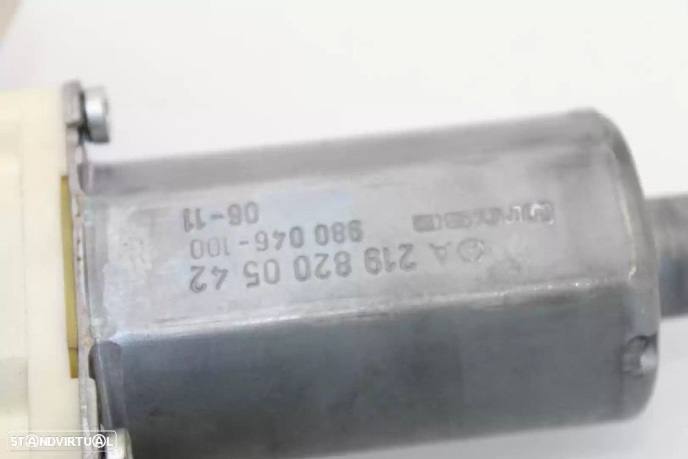 MOTOR ELEVADOR DE VIDRO TRASEIRO ESQUERDO MERCEDES-BENZ CLS 2006 -A2198200542 - 1