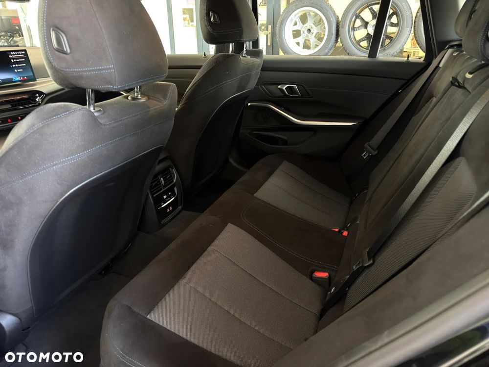 BMW Seria 3 330i xDrive M Sport - 21