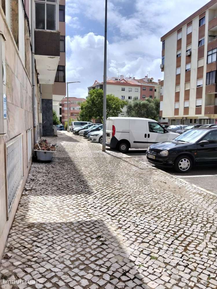 T2 moderno junto às Piscinas da Amora — Cave ao nível do rés-do-chão - Grande imagem: 4/17