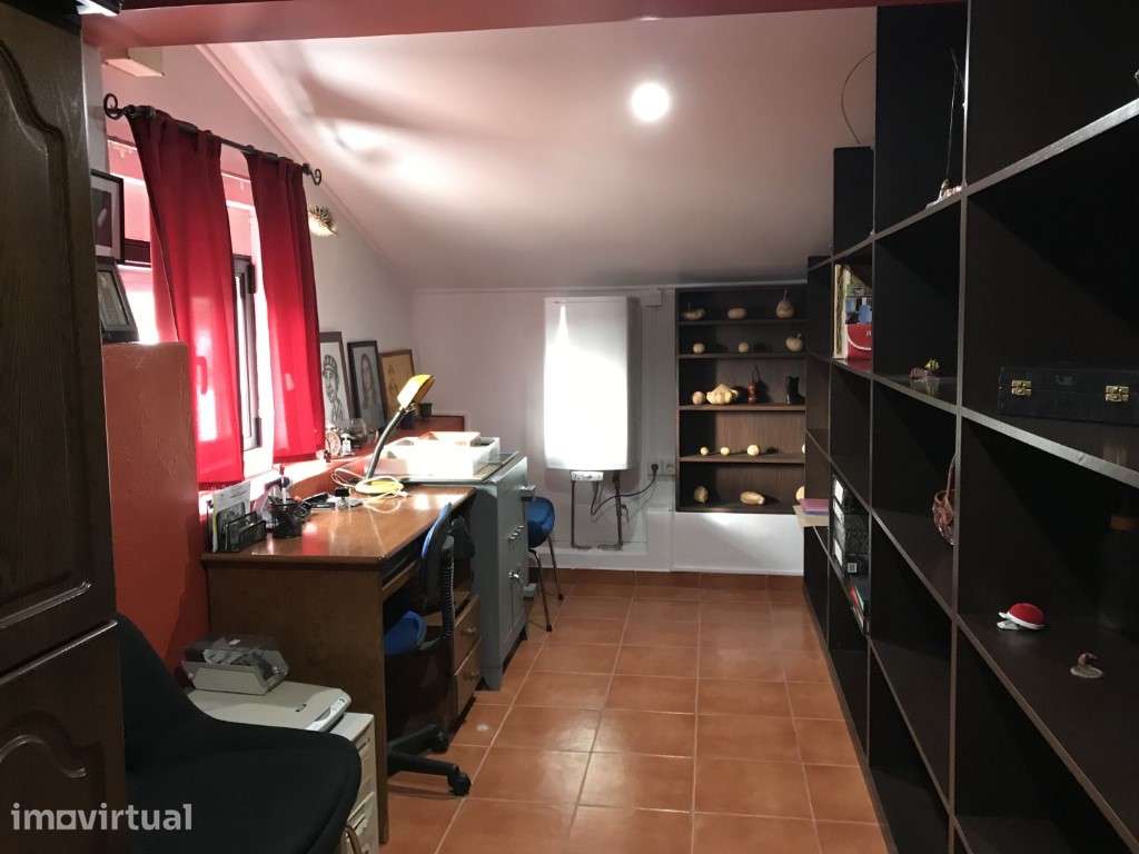 Moradia T-3 com anexos e terreno - Grande imagem: 5/16