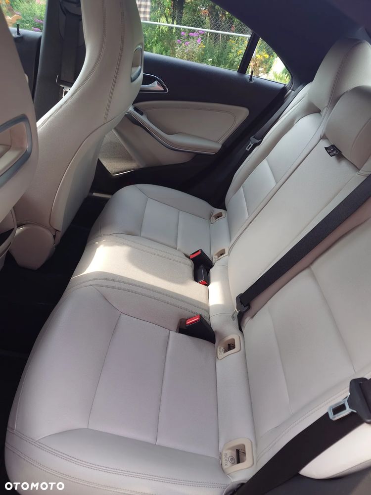 Mercedes-Benz CLA 250 4Matic 7G-DCT - 16