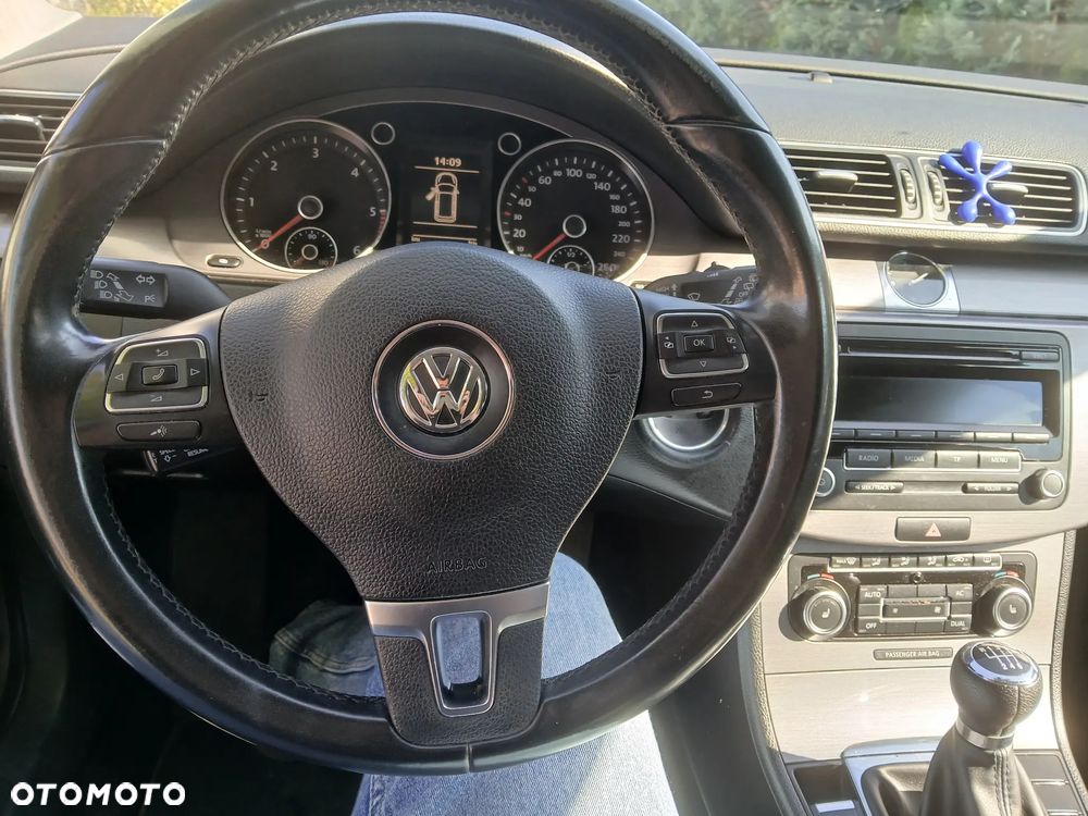 Volkswagen Passat 1.6 TDI DPF BlueMot Comfortline - 3
