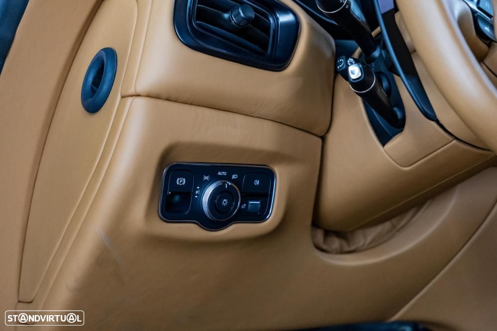 Aston Martin Vantage Roadster V8 - 48