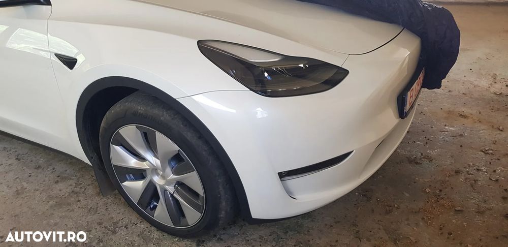 Tesla Model Y - 8