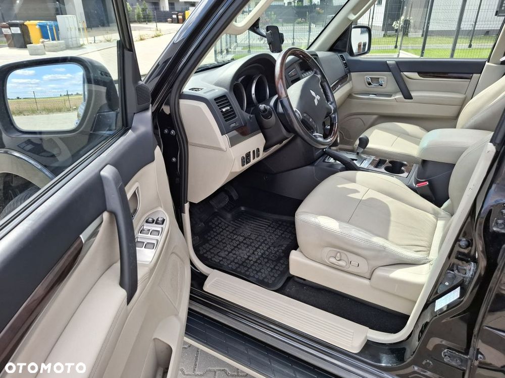 Mitsubishi Pajero - 16