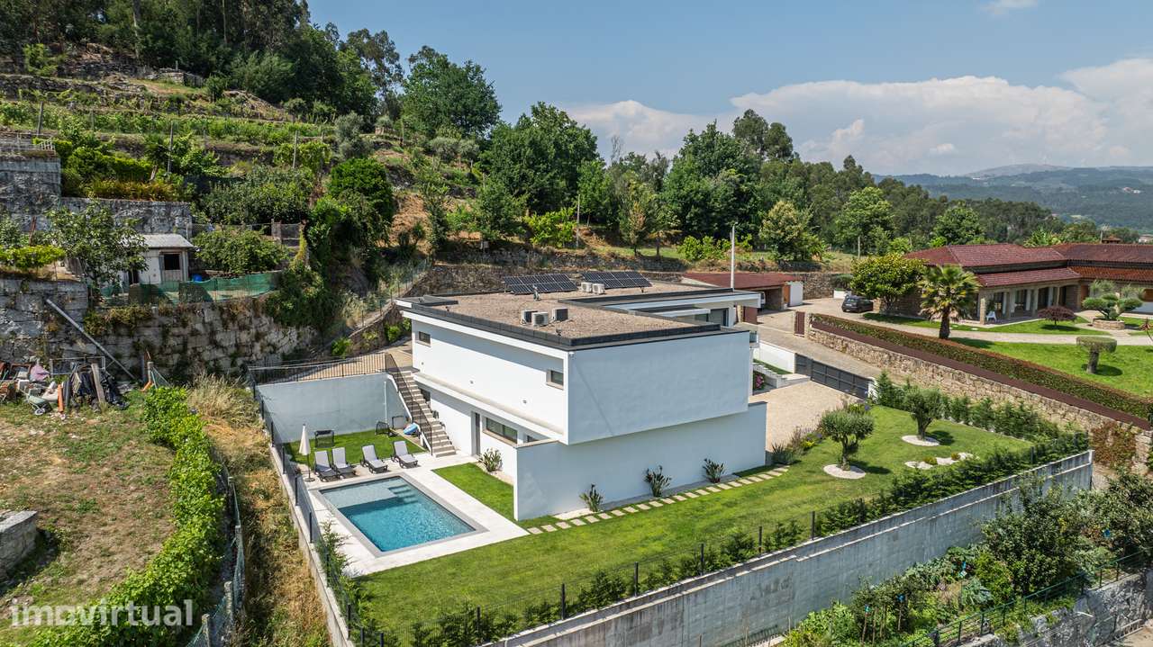 Moradia de Arquitetura Contemporânea com Piscina | Fafe - Grande imagem: 3/50