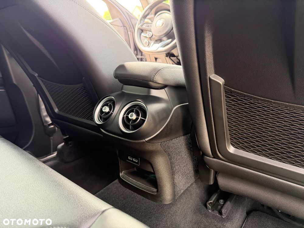Alfa Romeo Stelvio - 16