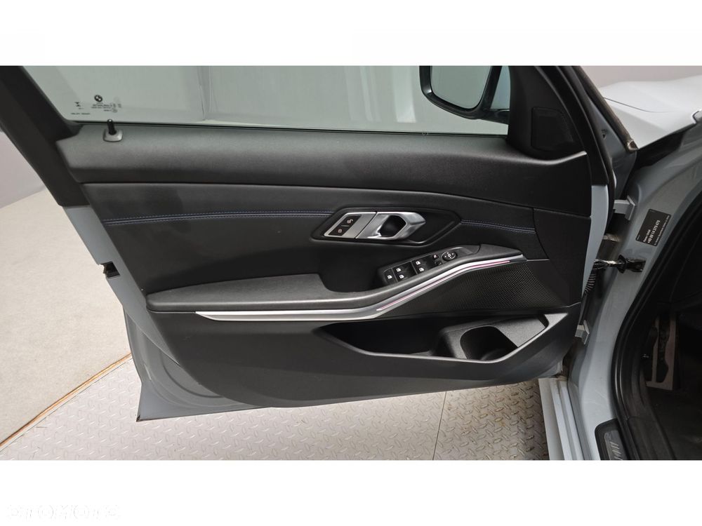 BMW Seria 3 320d xDrive M Sport - 17