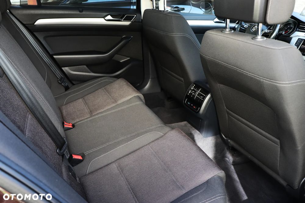 Volkswagen Passat 2.0 TDI SCR DSG Comfortline - 25