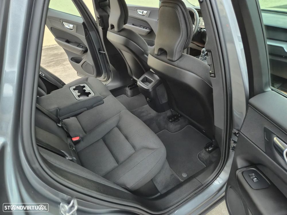 Volvo XC 60 2.0 D4 Momentum Geartronic - 23