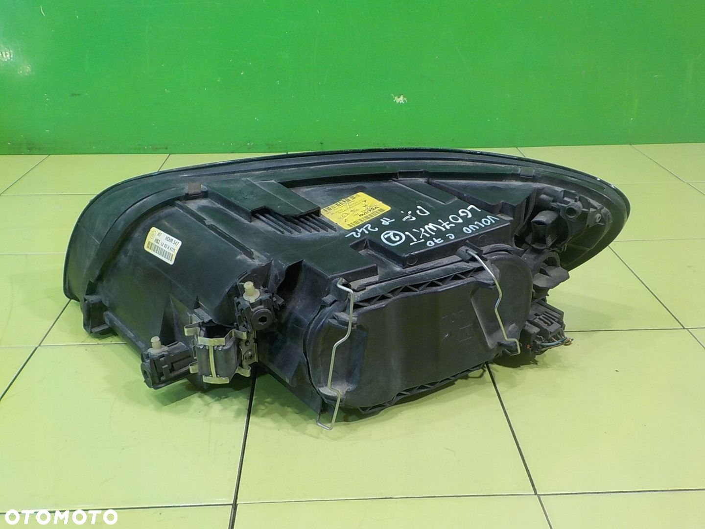 VOLVO C70 II 2.4 B AUT 07r 2D lampa prawa przod 31283042 - 3
