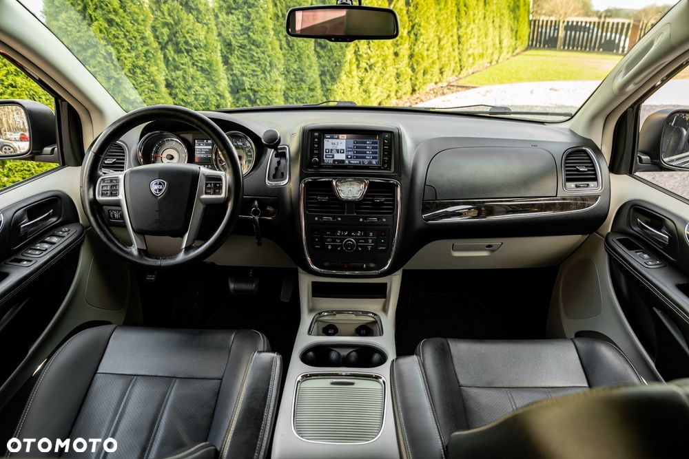 Lancia Voyager 3.6 Platinum - 29