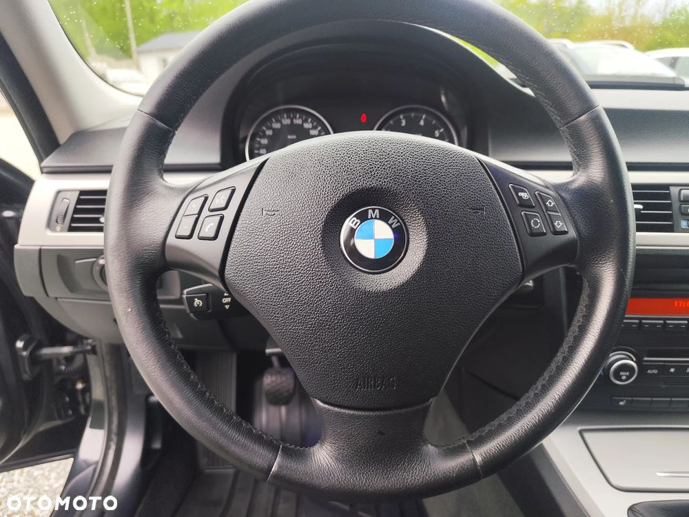BMW Seria 3 318i - 25