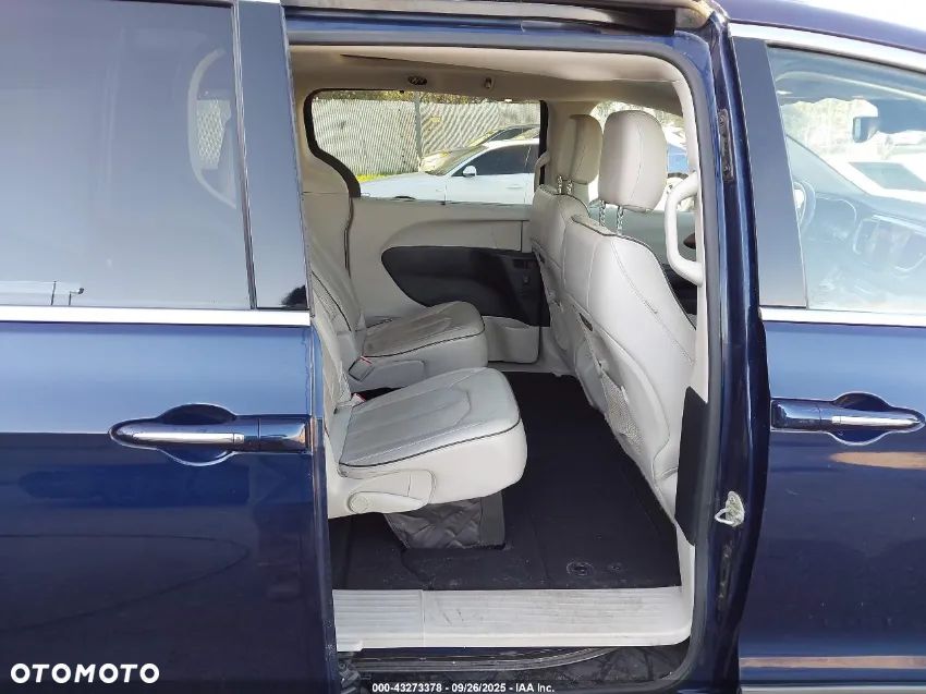 Chrysler Pacifica - 12