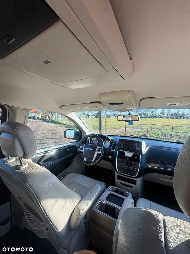 Chrysler Town & Country - 10