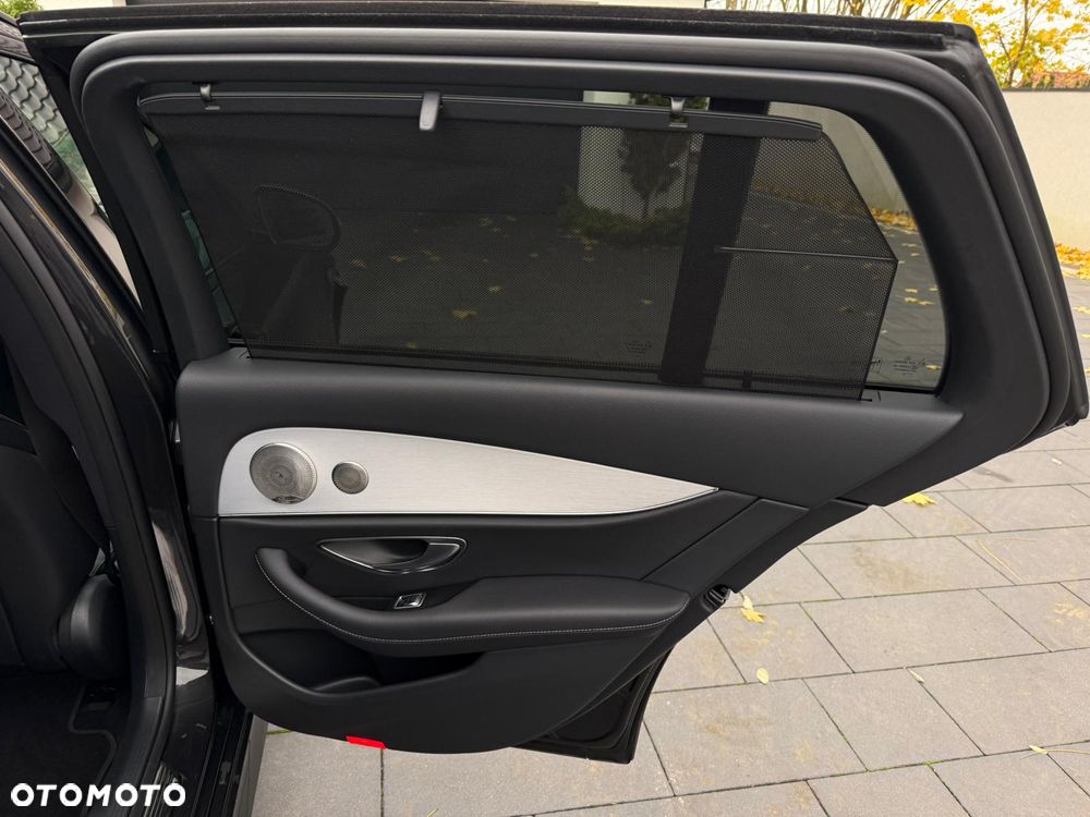 Mercedes-Benz Klasa E 200 4Matic 9G-TRONIC AMG Line - 35