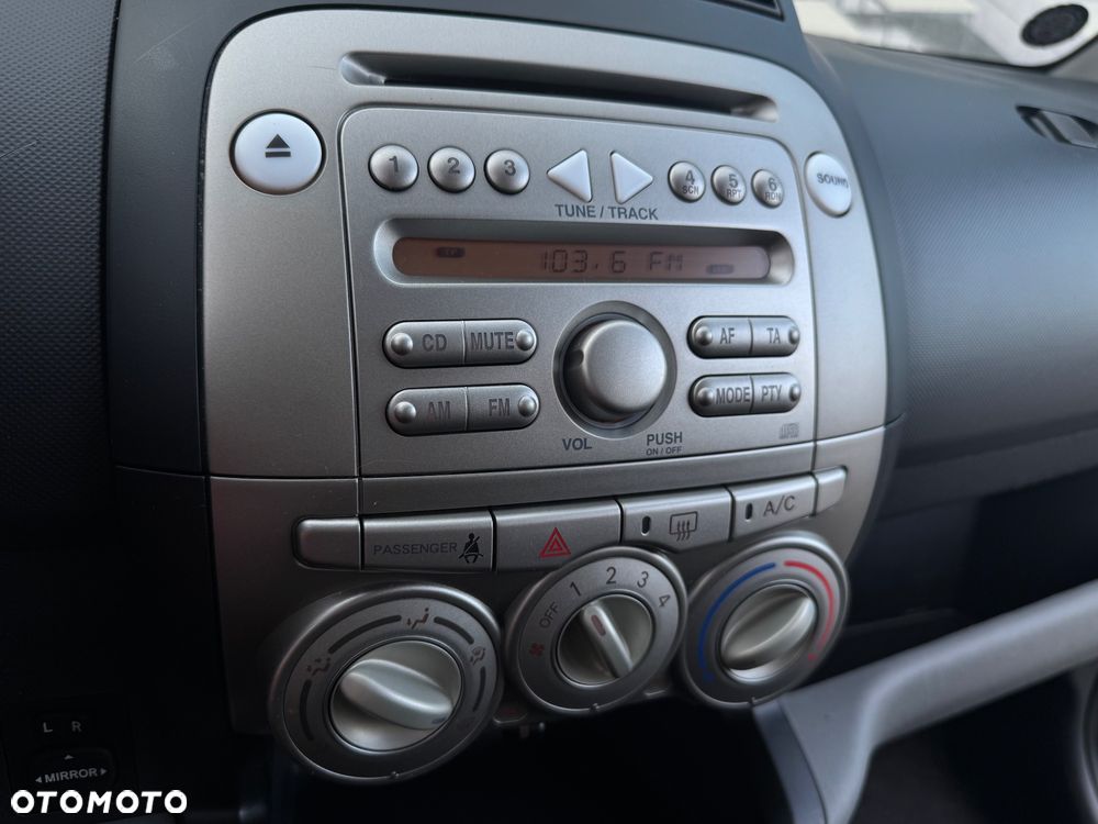 Daihatsu Sirion - 27