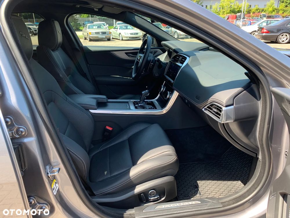 Jaguar XE 2.0 D200 mHEV AWD R-Dynamic SE - 20