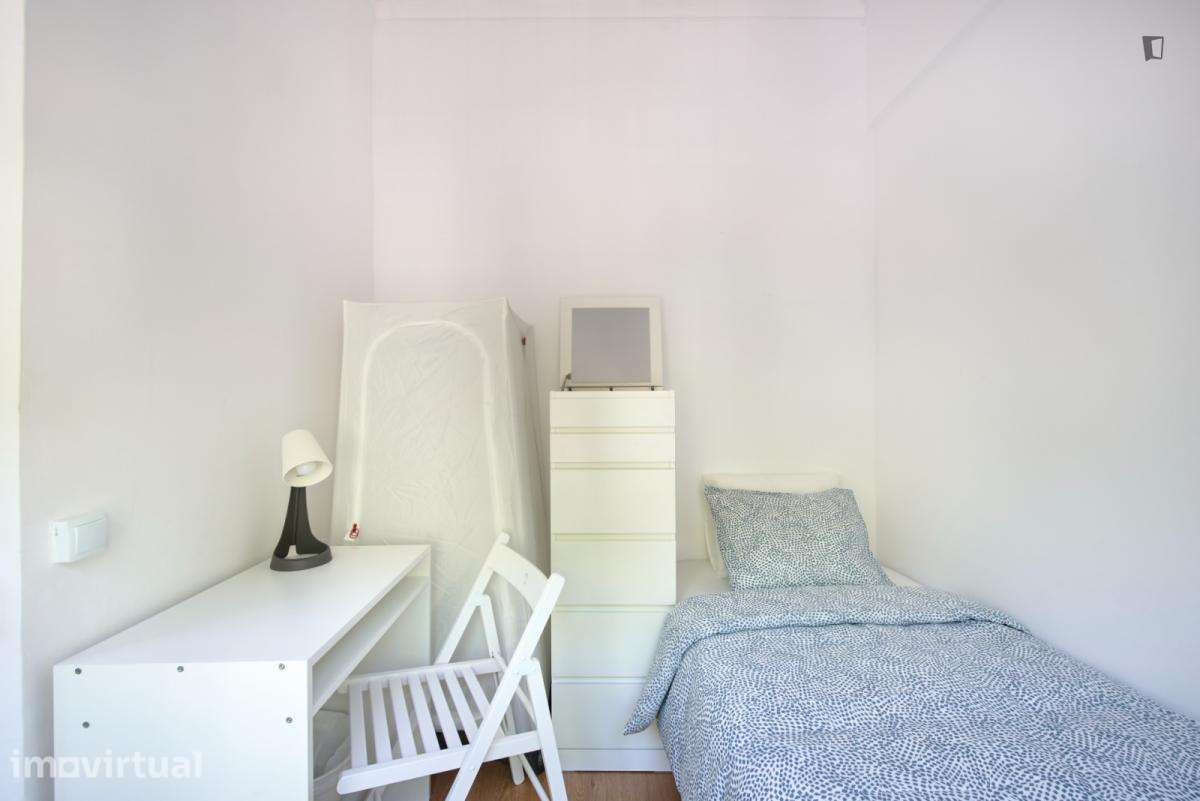 Quarto - localizado em Benfica Lisbon - Grande imagem: 4/33