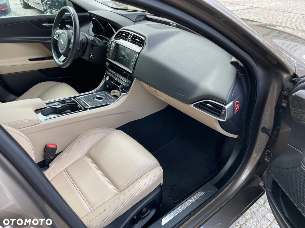 Jaguar XE 2.0 T Prestige - 8