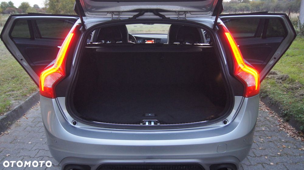 Volvo V60 D3 R-Design - 33