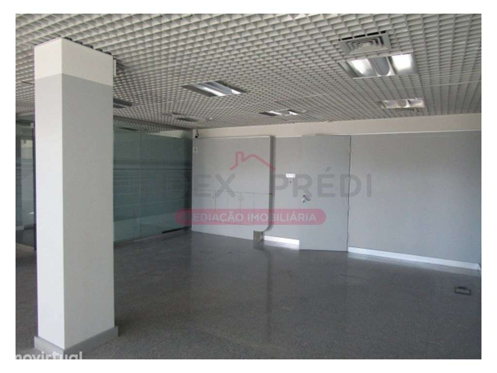 Loja Central com Montras - Carregal do Sal - Grande imagem: 2/14