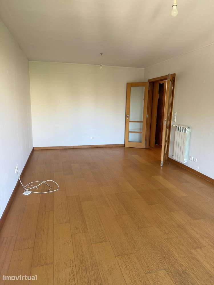 Apartamento T2 Não Mobilado (com Suíte e Garagem) – Arca d'Água - Grande imagem: 2/16