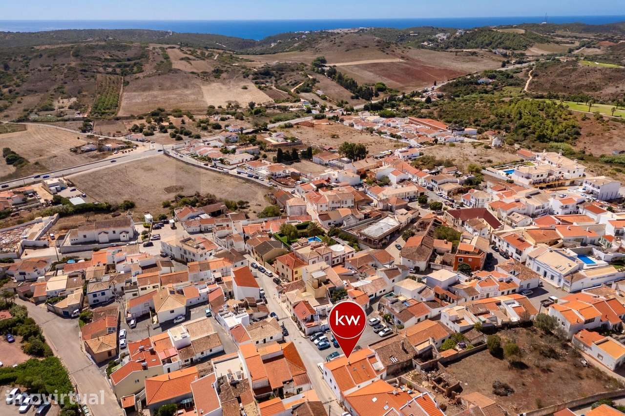 Moradia térrea tradicional à venda no centro de Budens. - Grande imagem: 2/45
