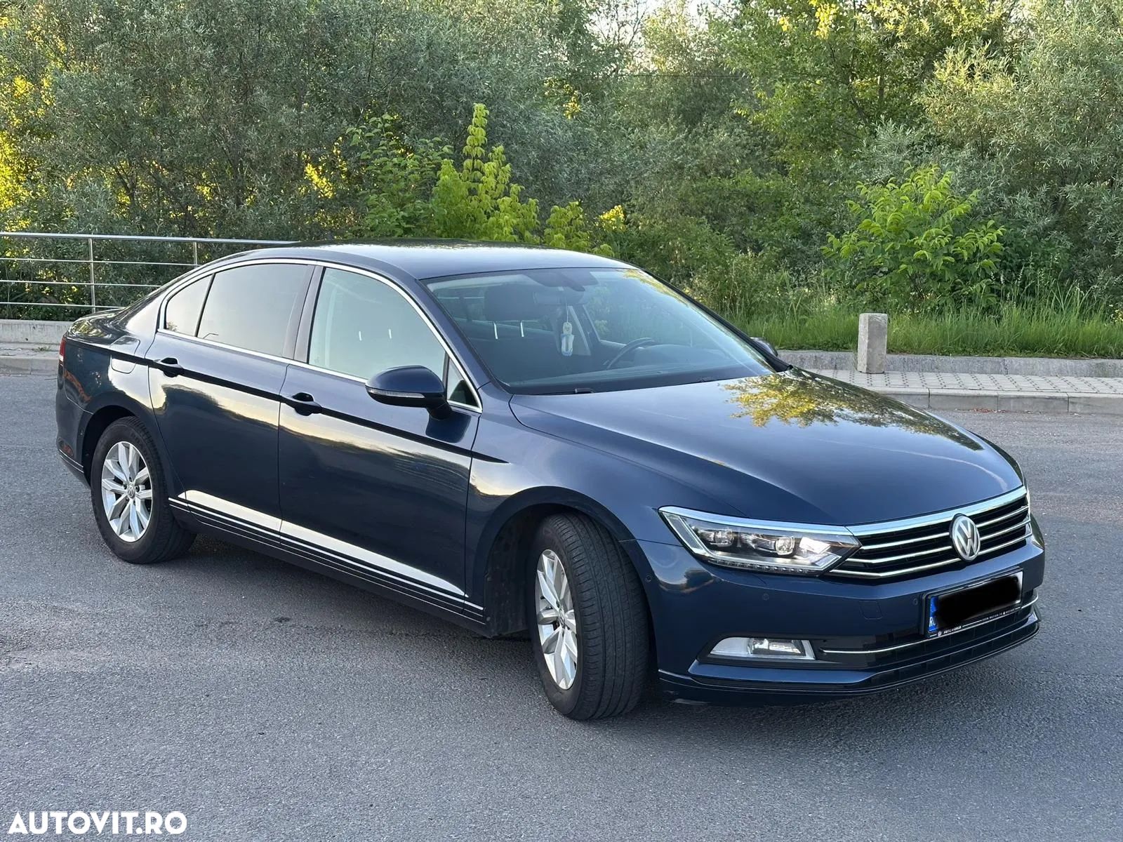 Volkswagen Passat - 1