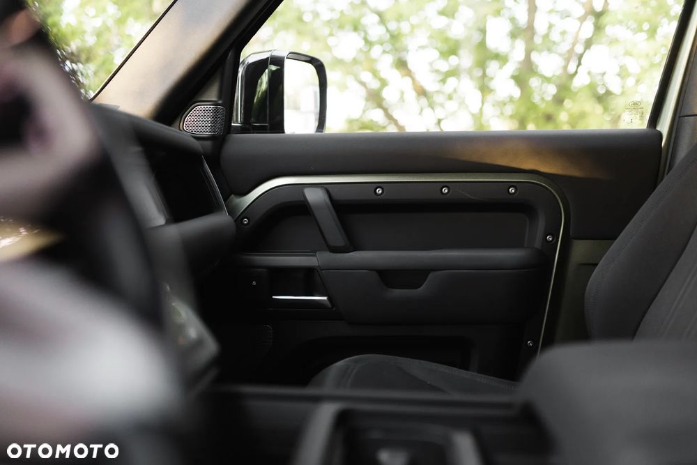 Land Rover Defender 3.0 D200 mHEV - 31