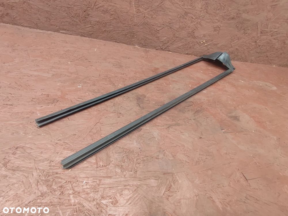 BMW E46 COUPE ORYGINALNA USZCZELKA DRZWI GÓRNA SZYBY WEWNĘTRZNA LEWA / PRAWA W DOBRYM STANIE O NR. 51 32 8 194 731 / 51 32 8 194 732 OEM - 1