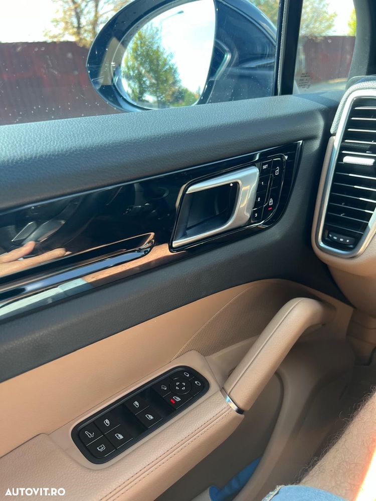 Porsche Cayenne - 7