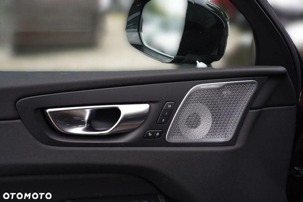 Volvo XC 60 T6 Plug-In Hybrid AWD Ultra Dark - 24