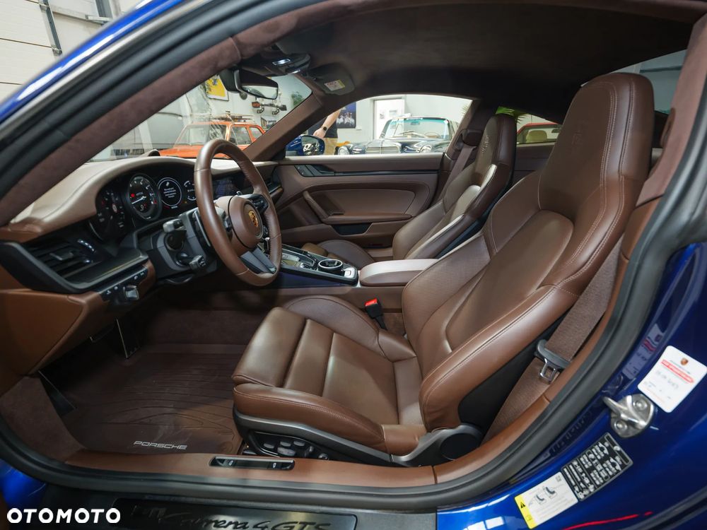 Porsche 911 Carrera 4 GTS - 17