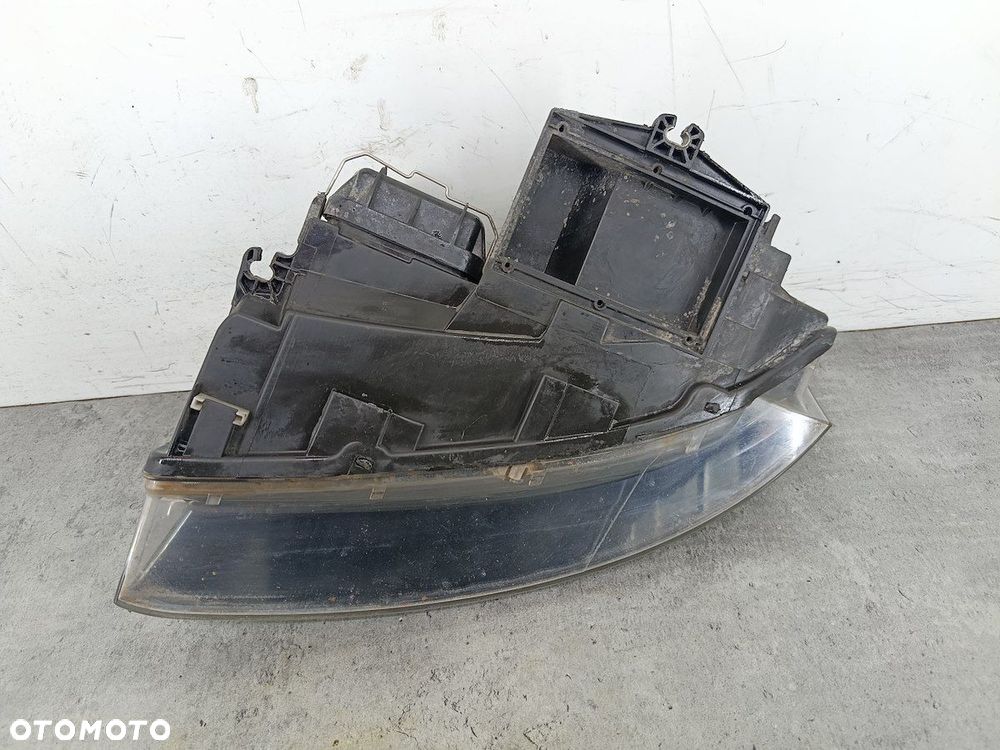 LAMPA PRZÓD PRAWA AUDI A4 B6 8E0941030C 89305705  VALEO - 2
