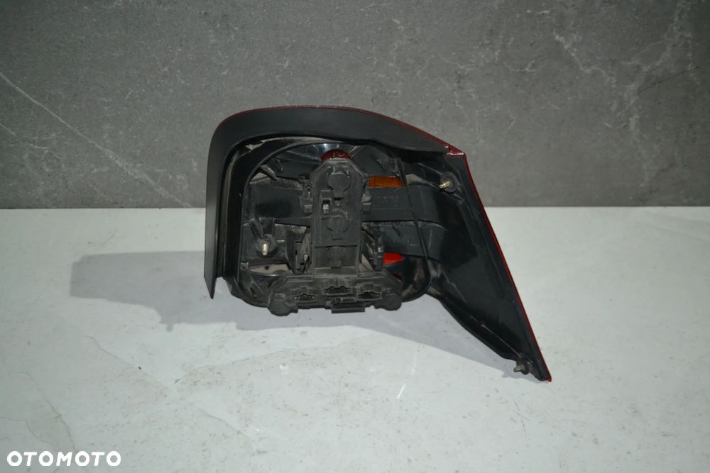 VW GOLF IV HB LAMPA TYŁ TYLNA CIEMNA LEWA Z WKŁADEM - 2