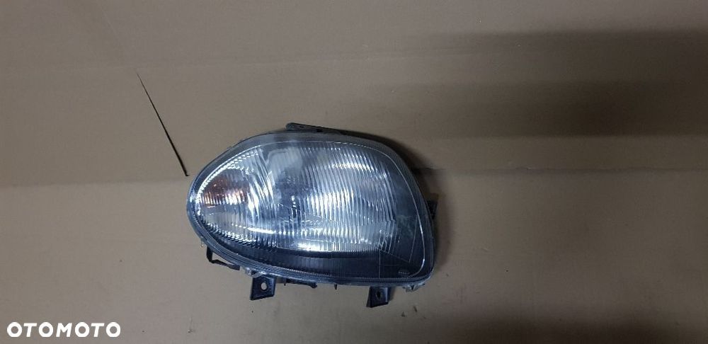 RENAULT CLIO II LAMPA PRZÓD PRAWA - 1